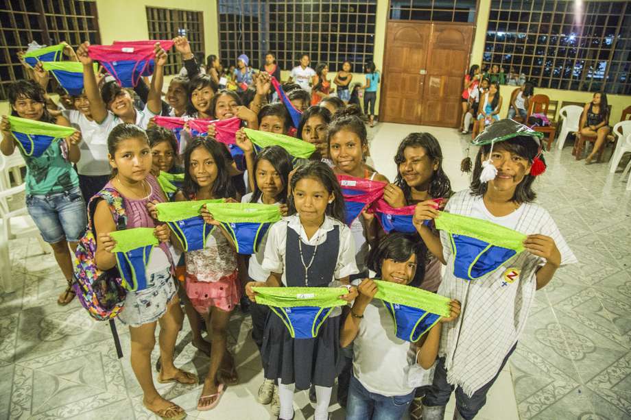 Niñas internas del Colegio María Auxiliadora en el Amazonas colombiano recibiéndo los calzones que usarán durante la regla. / Fotos: Alejandra Bela - Be Girl