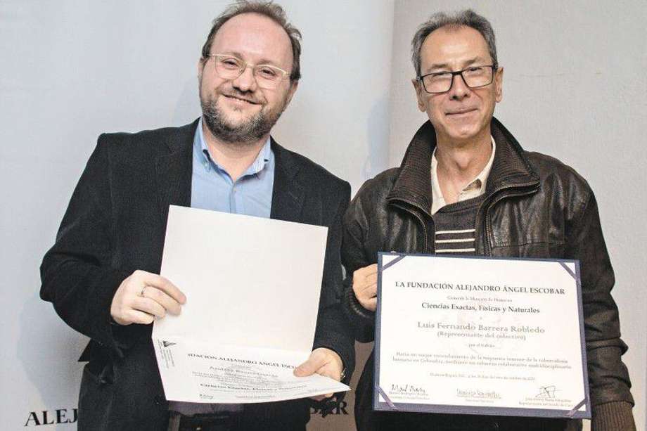 Andrés Baena García y Luis Fernando Barrera Robledo, integrantes del colectivo Mención de Honor en Ciencias Exactas, Físicas y Naturales.