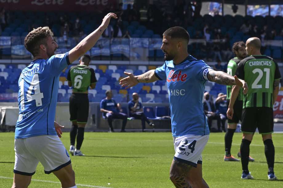 Dries Mertens (izquierda) y Lorenzo Insigne celebran uno de los goles de la victoria de Napoli sobre Sassuolo.