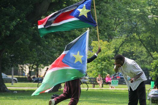 Dos sursudaneses mientras celebraban la independencia de su país el 9 de julio de 2011. / Flickr - Daniel X. O'Neil