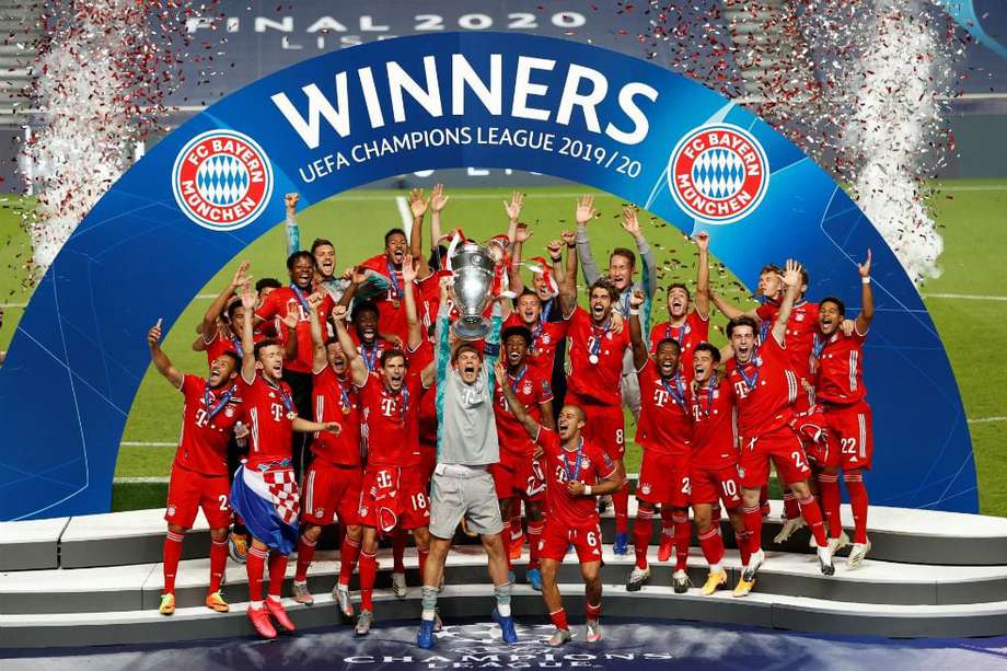 El arquero alemán Manuel Neuer, capitán del Bayern Múnich, levanta el trofeo de la Champions.