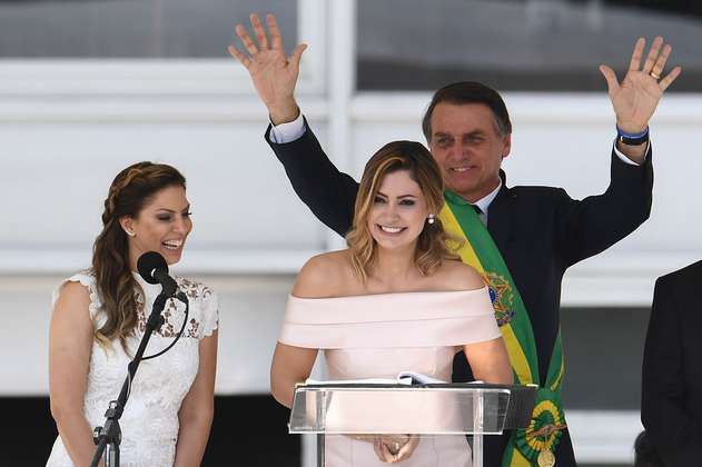 Critican a esposa de Bolsonaro por vacunarse contra el Covid en EE. UU.