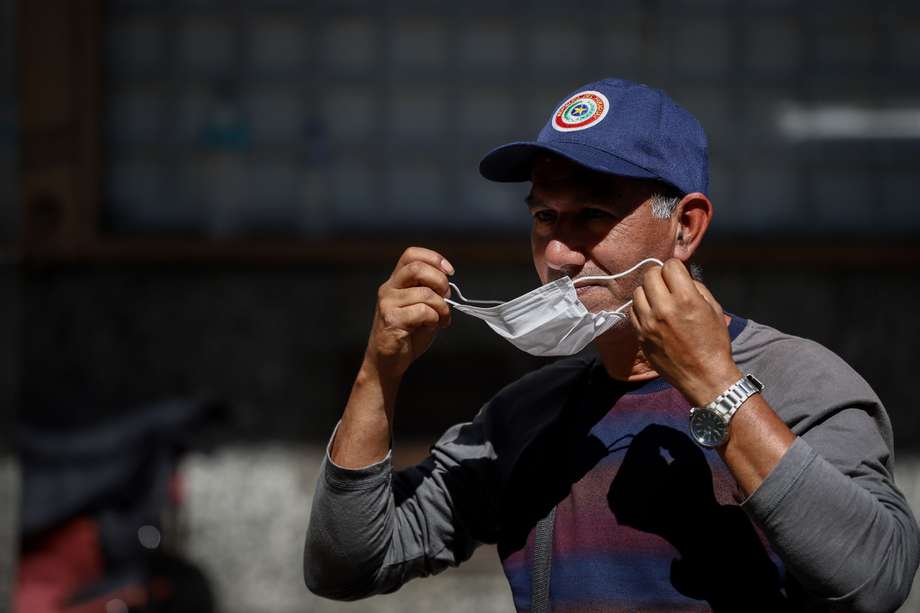 El Gobierno de Paraguay levantó el pasado lunes la emergencia sanitaria, vigente desde marzo de 2020 por la pandemia, lo que puso fin al uso obligatorio de la mascarilla ante el descenso de los contagios y muertes por el virus. 
