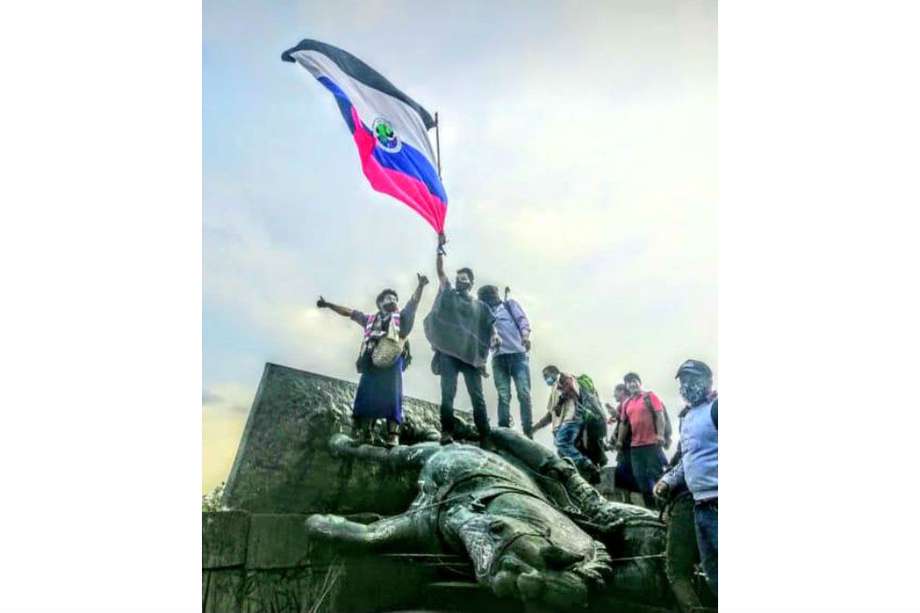 En redes se habla de que comunidades Nasa, Misak y Pijao tumbaron la estatua, sin embargo, según un comunicado oficial del Movimiento de Autoridades Indígenas del sur occidente, se trata de un juicio realizado por los indígenas Piurek.