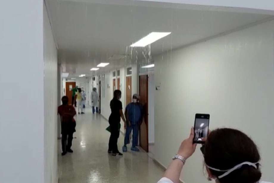 Así se inundó el Hospital de San Andrés en plena visita de la Procuraduría.