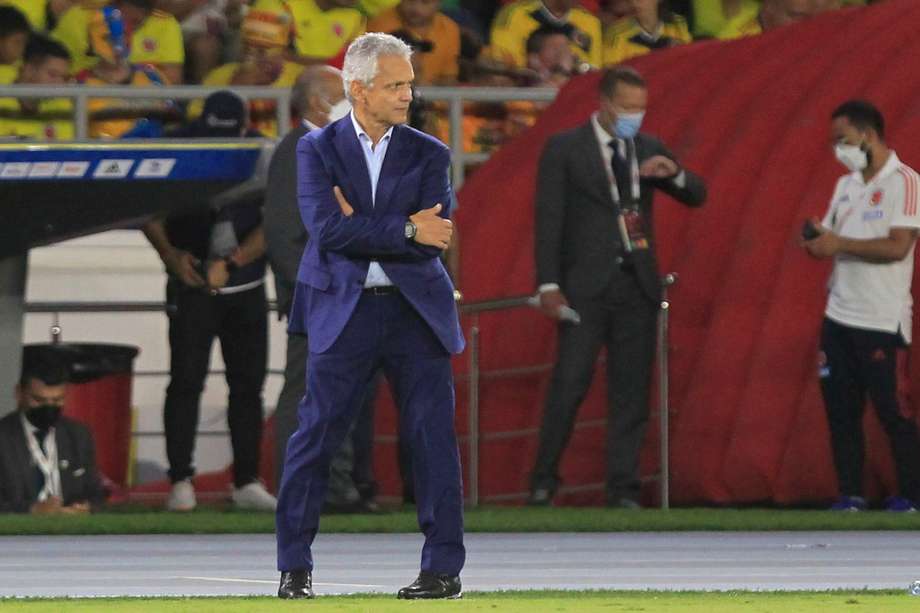El técnico de Colombia, Reinaldo Rueda, observa a sus jugadores hoy, en un partido de las eliminatorias sudamericanas para el Mundial de Catar 2022 entre Colombia y Bolivia en el estadio Metropolitano en Barranquilla.
