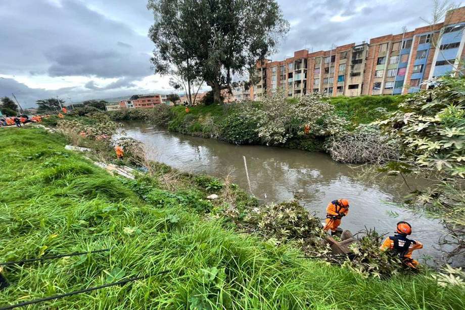 La empresa Enel ha apoyado la búsqueda cerrando las compuertas y activando las bombas que redirigen parte del agua del Río Bogotá.