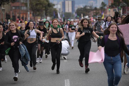 Cientos de mujeres salieron a marchar y protestar en el Día Internacional de la Mujer para reclamar el reconocimiento de sus derechos.