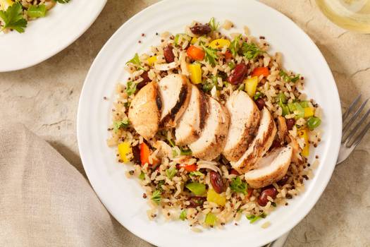 ¿Cómo preparar una pechuga de pollo con verduras y arroz?