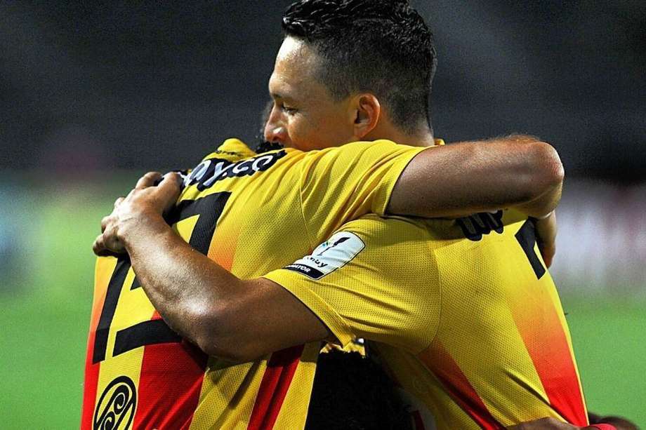 Los jugadores de Pereira se abrazan en la celebración del gol.