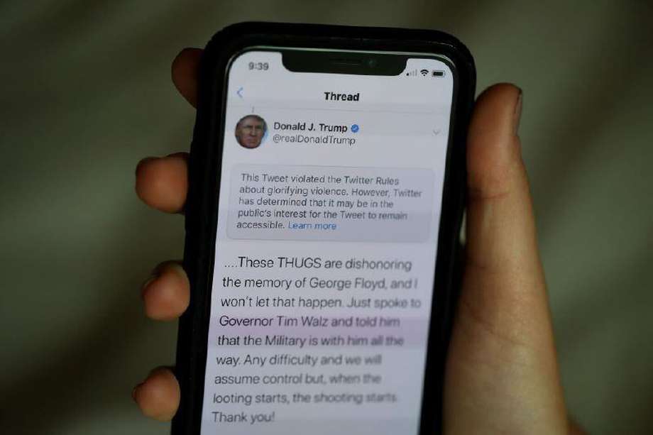 En esta foto aparece una notificación de un tuit del presidente de los Estados Unidos, Donald Trump, que violó la política de esta plataforma de redes sociales.