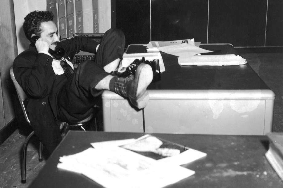 Gabriel García Márquez (6 de marzo de 1927, Aracataca; 17 de abril de 2014, Ciudad de México) en la sala de redacción de El Espectador en los años 50, antes de irse a Europa como corresponsal de este diario y convertirse en un fenómeno literario con la publicación de "Cien años de soledad" en 1967,