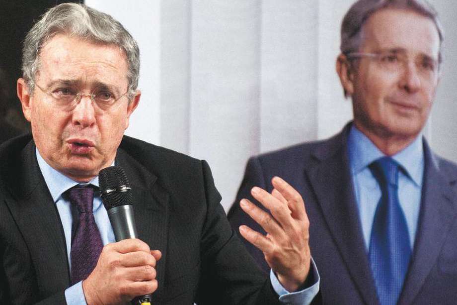 La expediente del expresidente Álvaro Uribe por presunto soborno y fraude procesal que cursaba en la Corte Suprema de Justicia ahora está en manos de la Fiscalía / AFP.

