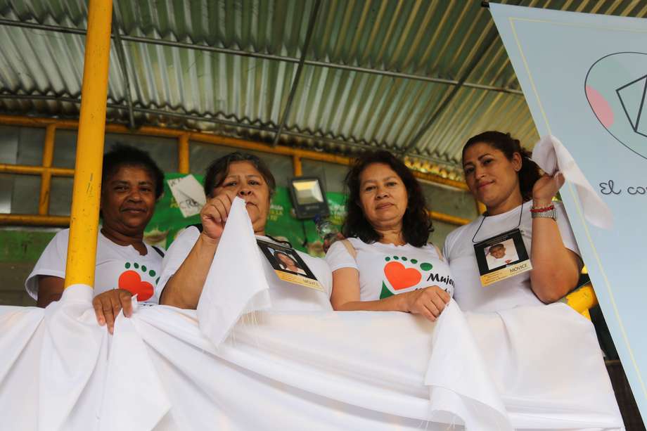 El colectivo Mujeres Caminando por la Verdad está integrado por madres y familiares que buscan a sus seres queridos desaparecidos en la Comuna 13, principalmente durante las operaciones militares de 2002 y 2003 / Gabby Gil