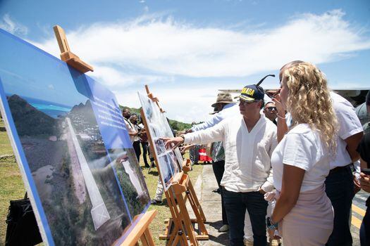 El presidente Gustavo Petro viajó a Providencia para evaluar el proceso de reconstrucción de la isla.