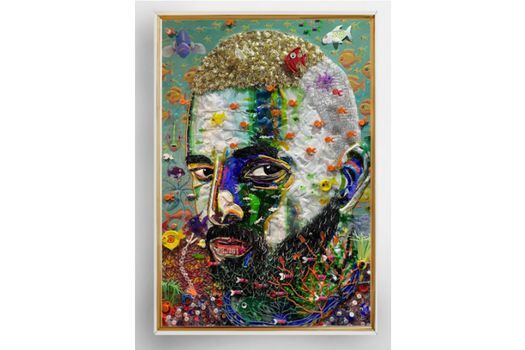 Maluma es la portada del álbum y es una imagen de una obra del artista colombiano Federico Uribe, reconocido por utilizar materiales reciclados para crear esculturas y piezas de arte. La obra  fue creada de trozos de plástico desechado, es un retrato de Maluma que se subastará.