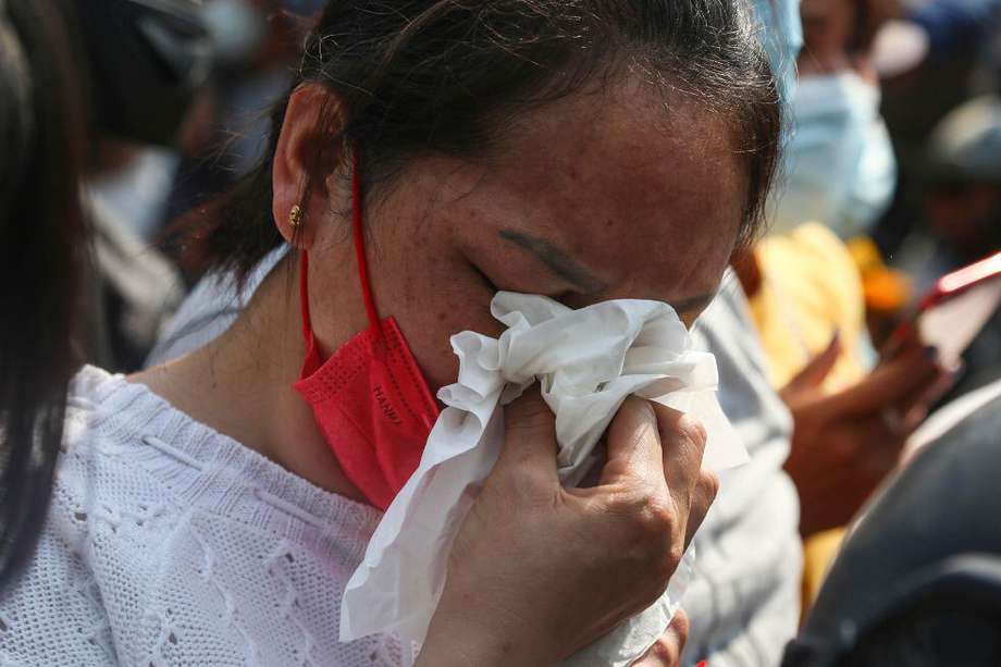 Amigos de Kyal Sin, la joven de 19 años que murió por un disparo en la cabeza, asisten a su funeral y prometen seguir protestando contra los militares en Birmania.