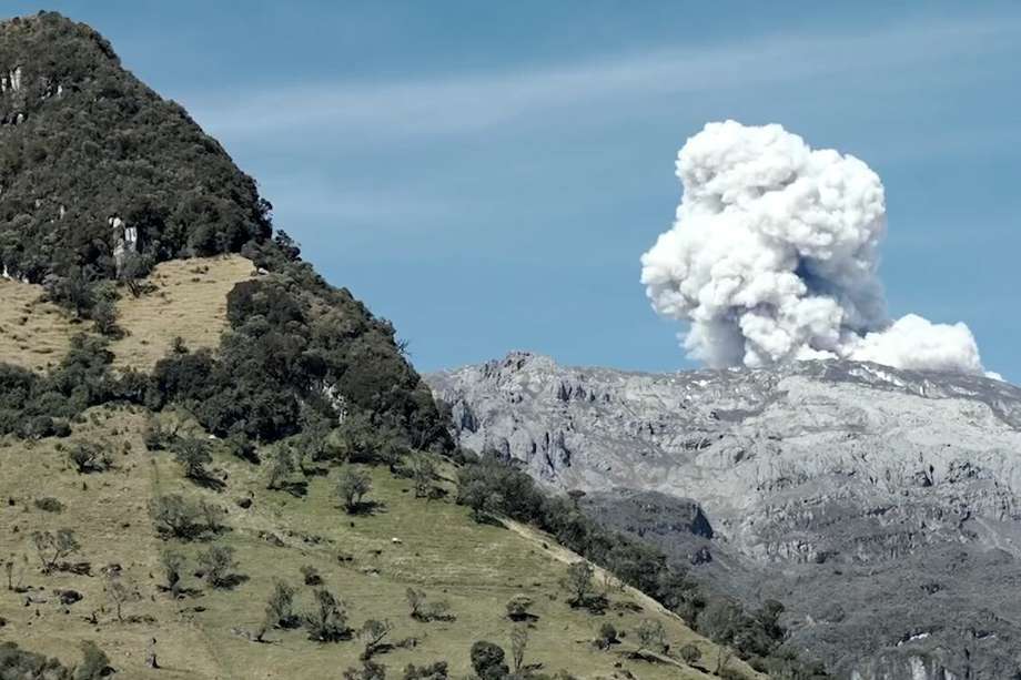 La columna de ceniza del volcán nevado del Ruiz alcanzó los 1.800 metros desde el cráter, en las últimas horas.