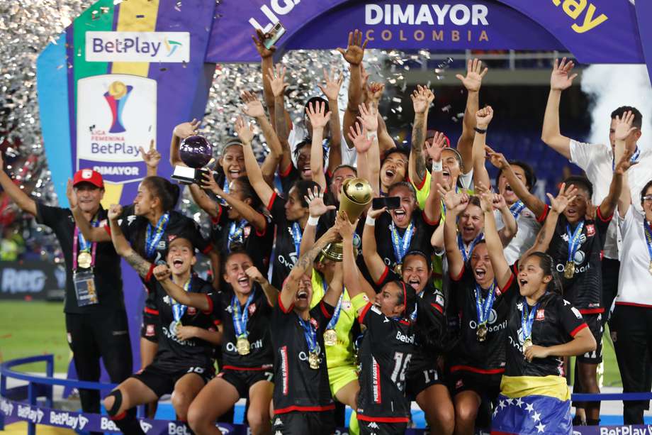 Los jugadoras de Santa Fe celebran el título de la Liga Femenina en el estadio Pascual Guerrero de Cali (Colombia). EFE/ Ernesto Guzmán Jr.
