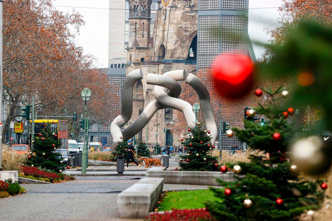 La decoración navideña se ve en Tauentzienstrasse, una importante calle comercial en el área de City West Charlottenburg de Berlín, Alemania.