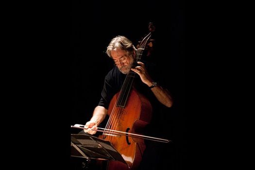 Jordi Savall comenzó tocando violonchelo y después se especializó en la viola da gamba. / Archivo particular