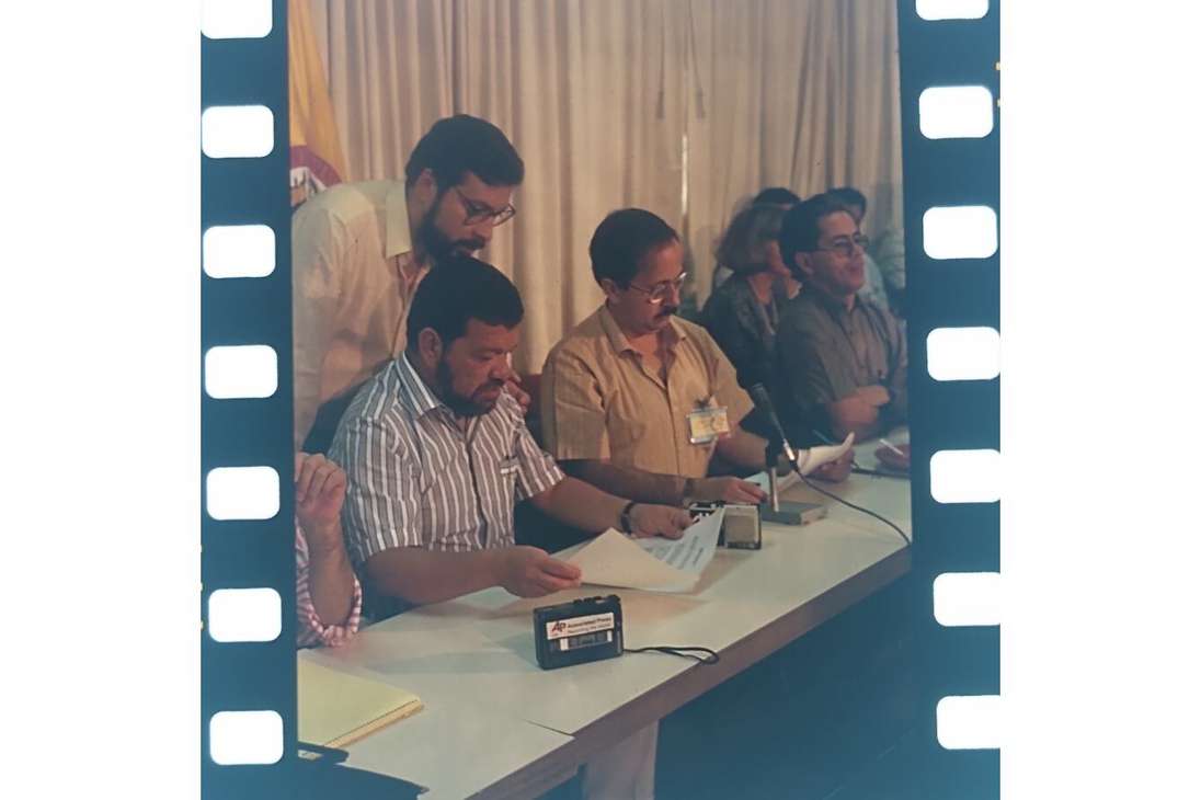 Las negociaciones se llevaron a cabo en Caracas, luego de que tres miembros de la Coordinadora Guerrillera Simón Bolívar se tomaron la embajada de Venezuela en Bogotá, en mayo de 1991.