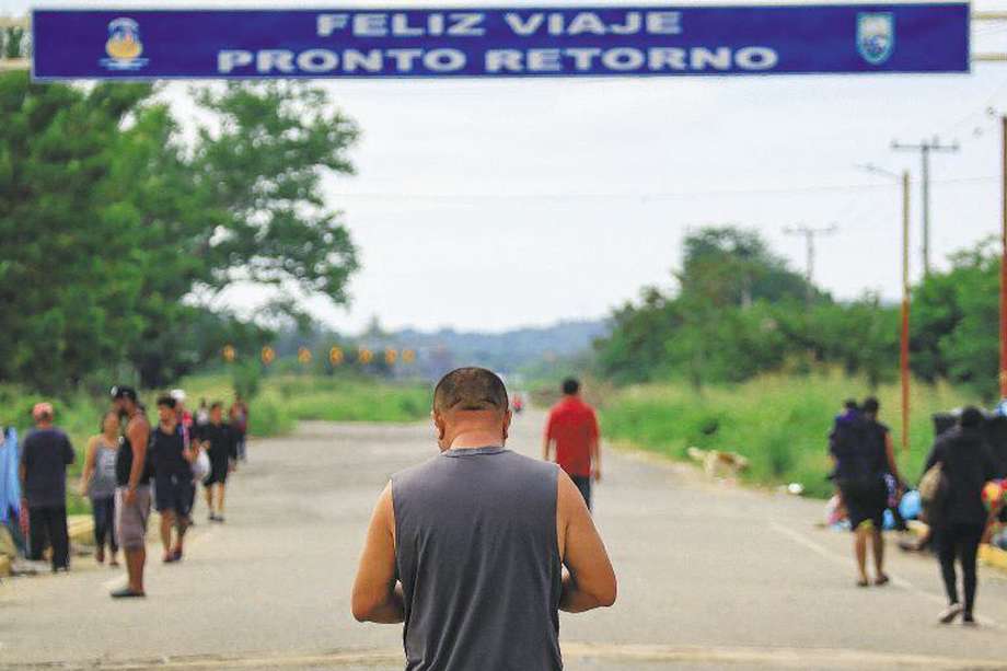 Un migrante camina por una calle mientras espera su documento de libre tránsito, que se procesa en el pueblo de San Pedro Tapanatepec, estado de Oaxaca, México. 