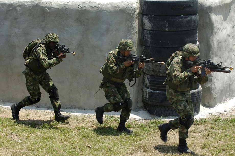 Colombian army special forces insert into Tolemaida Air Base, Colombia, during a technical demonstration for Secretary of Defense Robert M. Gates and Colombian Minister of Defense Dr. Juan Manuel Santos during the secretary's trip to Latin America Oct. 3, 2007.  DoD photo by Tech Sgt. Jerry Morrison, U.S. Air Force. (Released)