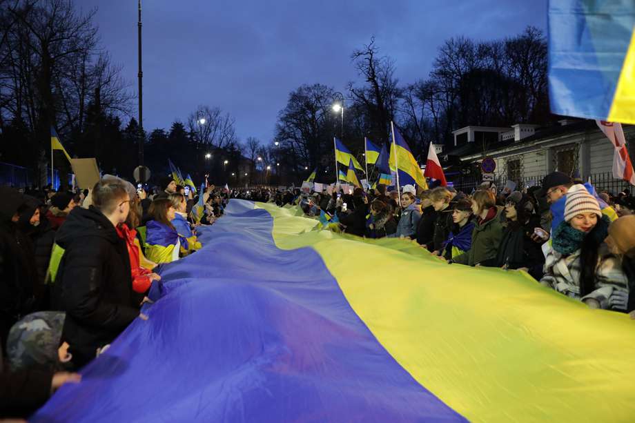 Cientos de personas asisten a una marcha por la paz en el primer aniversario de la invasión de Rusa a Ucrania, frente a la Embajada de Rusia en Varsovia, Polonia.