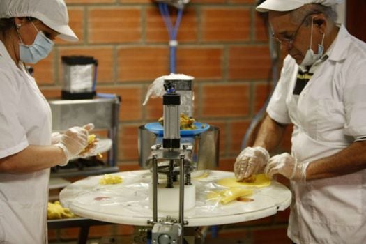 Una familia emprendedora de Manizales se encarga de exportar máquinas para hacer empanadas alrededor del mundo. / Efe