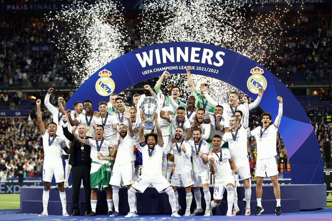 Saint-denis (France), 28/05/2022.- Marcelo (C) of Real Madrid lifts the trophy as his teammates celebrate after winning the UEFA Champions League final between Liverpool FC and Real Madrid at Stade de France in Saint-Denis, near Paris, France, 28 May 2022. (Liga de Campeones, Francia) EFE/EPA/YOAN VALAT