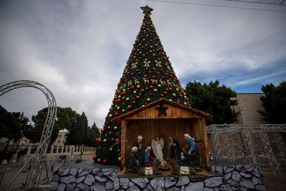 Una vista del árbol de Navidad en la Plaza del Pesebre, en Belén, una ciudad palestina en la región conocida como Cisjordania, situada a unos 9 km al sur de Jerusalén.