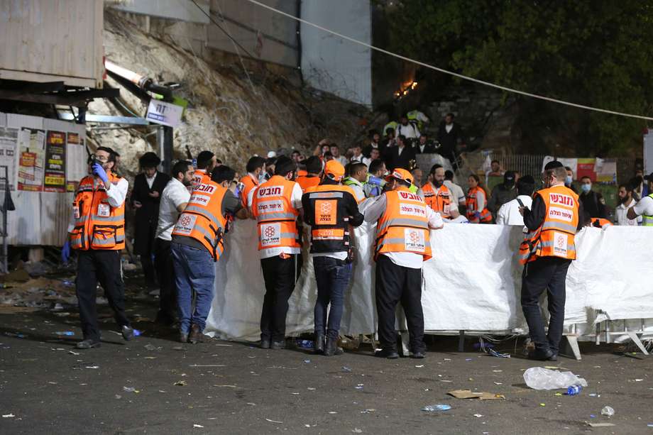 Cuerpo sanitario reunido para atender a los heridos de la estampida en Israel.