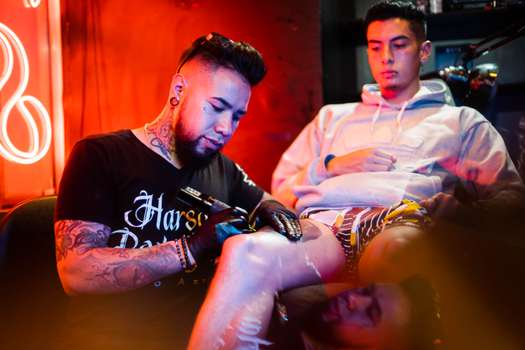 Harson Rodríguez cuenta que aprendió el oficio de tatuador practicando en piel de cerdo y en naranjas.