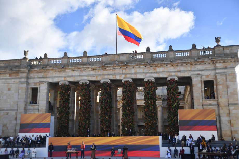 Miles de colombianos se reunieron en la Plaza de Bolívar para la posesión presidencial de Gustavo Petro.