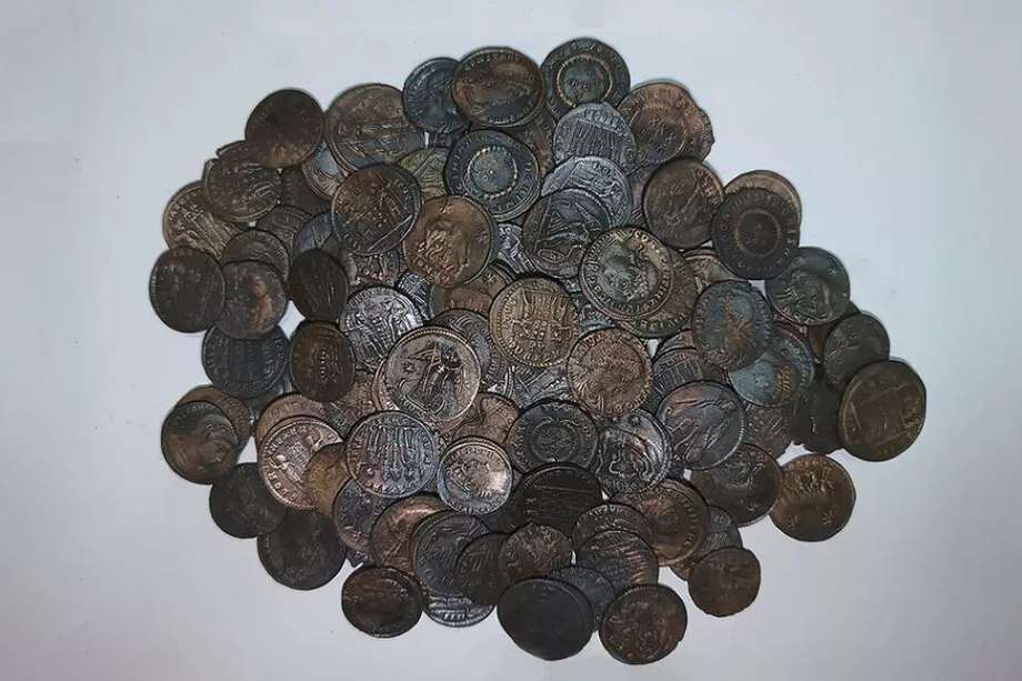 Las monedas datan de la primera mitad del siglo IV y se les conoce como follis, una moneda de bronce introducida alrededor del 294 d.C. con la reforma monetaria del ex emperador romano Diocleciano.