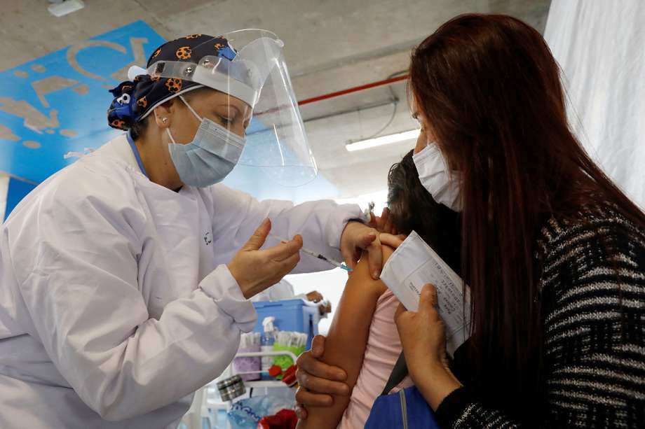 AME6413. BOGOTÁ (COLOMBIA), 17/02/2022.- Una enfermera aplica una dosis de la vacuna contra la covid-19, el 16 de febrero de 2022 en Bogotá (Colombia). La campaña de vacunación contra la covid-19 en Colombia, que comenzó lentamente y después que en la mayoría de países latinoamericanos, superó en un año los obstáculos burocráticos y geográficos para reducir sustancialmente las muertes y hospitalizaciones por coronavirus. EFE/Carlos Ortega
