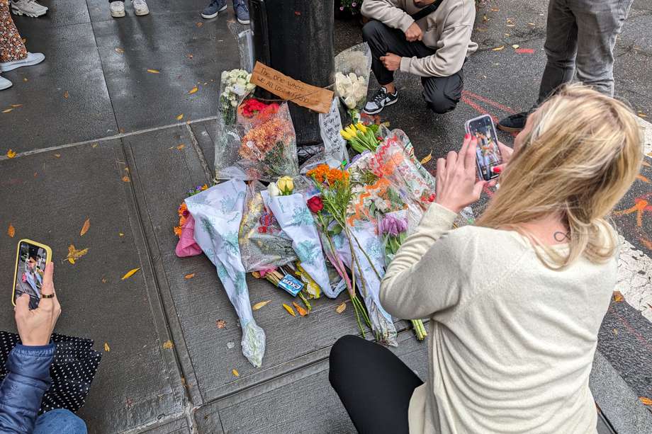 Seguidores de la serie "Friends" dejan en Nueva York varias flores y cartas en homenaje al legado de Matthew Perry, quien falleció este sábado 28 de octubre en Los Ángeles (EE.UU.). 