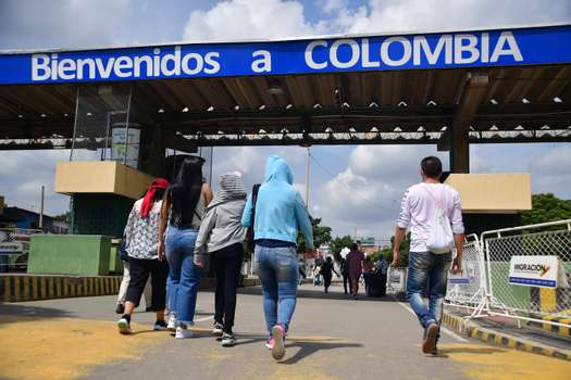 Migrantes cruzan en el Puente Internacional Simón Bolívar, punto fronterizo entre Colombia y Venezuela.