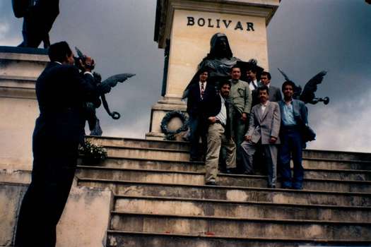 Hugo Chávez durante su primera visita a Colombia, junto a Gustavo Petro, José Cuesta y otros dirigentes.
