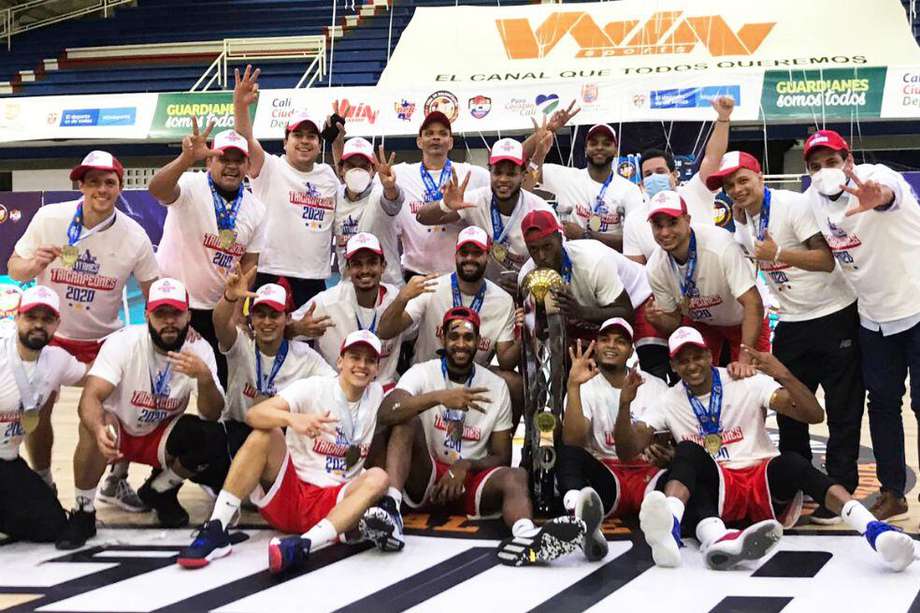 Titanes celebrando el título de la más reciente Liga Profesional de Baloncesto.