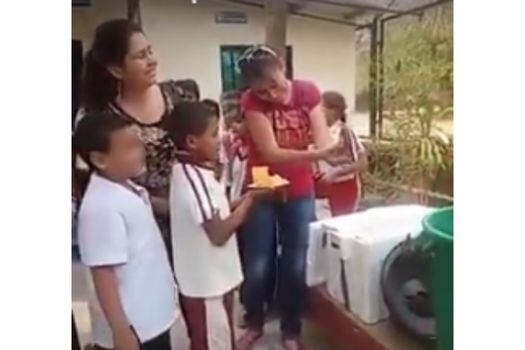 “No toleraremos indignante trato a niños": Santos sobre video en el que menores posan con plato de comida
