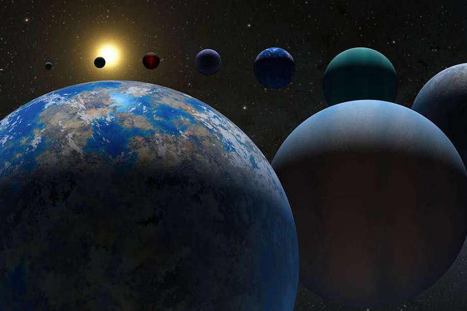 ¿Cómo son los planetas fuera de nuestro sistema solar, o exoplanetas? En esta ilustración se muestra una variedad de posibilidades. Los científicos descubrieron los primeros exoplanetas en la década de 1990.