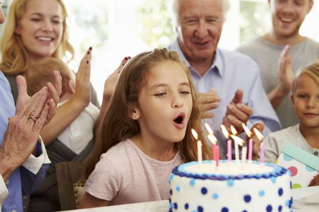 ¿Cuántas bacterias deja en el pastel cuando sopla las velitas del cumpleaños?