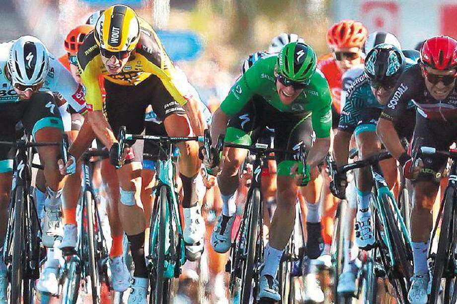 Poitiers (France), 09/09/2020.- Slovakian rider Peter Sagan (L) of the Bora-Hansgrohe team and Belgian rider Wout Van Aert (2-L) of Team Jumbo-Visma in action during the 11th stage of the Tour de France over 167.5km from Chatelaillon-Plage to Poitiers, France, 09 September 2020. Australian rider Caleb Ewan (R) of the Lotto-Soudal team won the stage ahead of second placed Irish rider Sam Bennett (C-R) of the Deceuninck Quick-Step team. (Ciclismo, Francia, Eslovaquia) EFE/EPA/Thibault Camus / Pool
