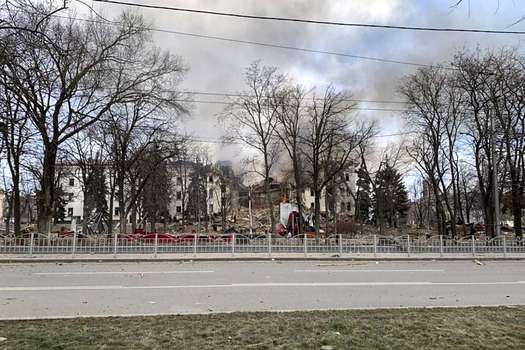 Imagen del teatro bombardeado el pasado miércoles en Mariúpol, donde se alojaban cientos de personas. 