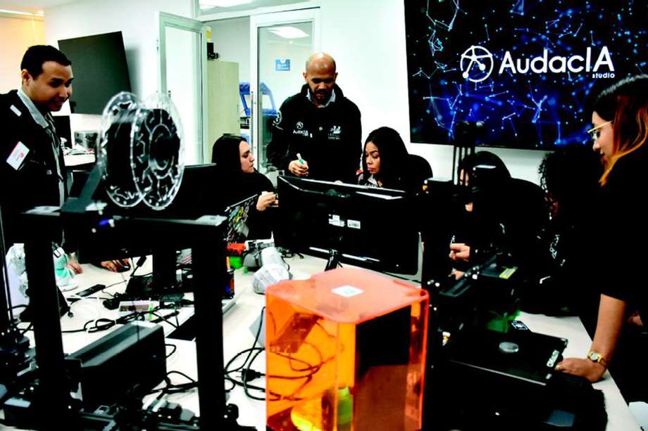 El equipo de AudacIA, centro de desarrollo tecnológico e innovación en inteligencia artificial y robótica de Unisimón, ha obtenido cuatro patentes.   / Moisés Carrillo M. 