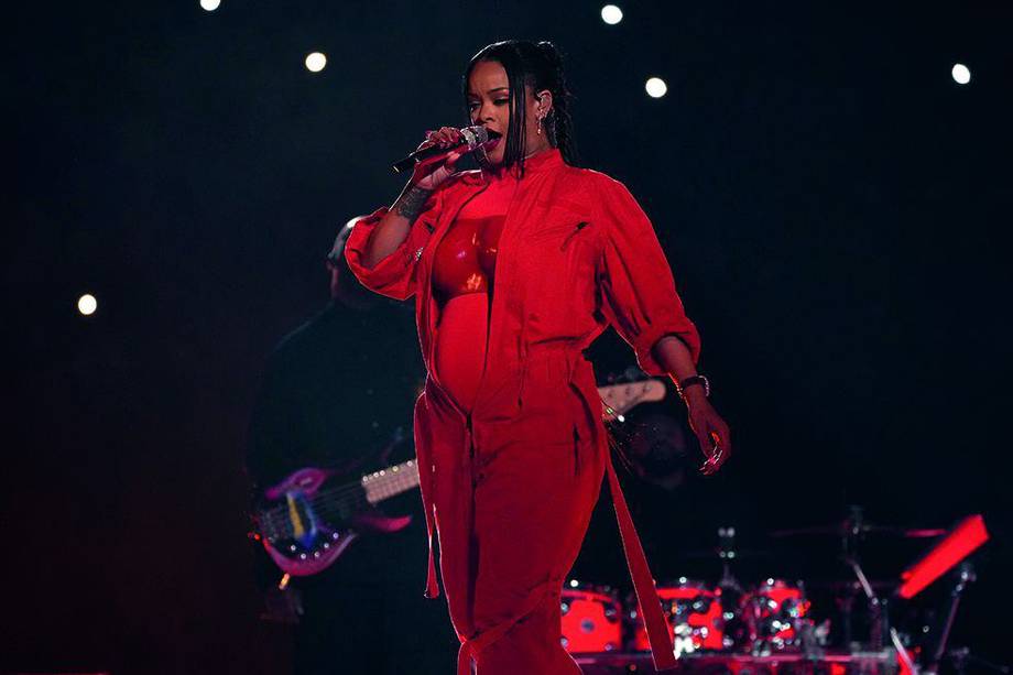 La cantante Rihanna captó todas las miradas por su presentación y su 'barriguita' de embarazo.