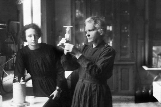 Marie Sklodowska Curie nació en Varsovia en 1867. Aquí, en su laboratorio en París, en compañía de su hija Irene. 
 / / AP