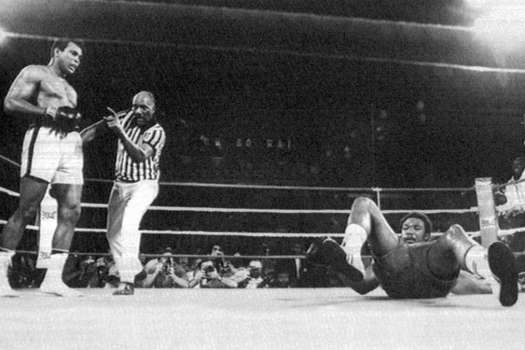 Muhammad Ali recupera el título de peso pesado al derrotar a a George Foreman. Foto: EFE